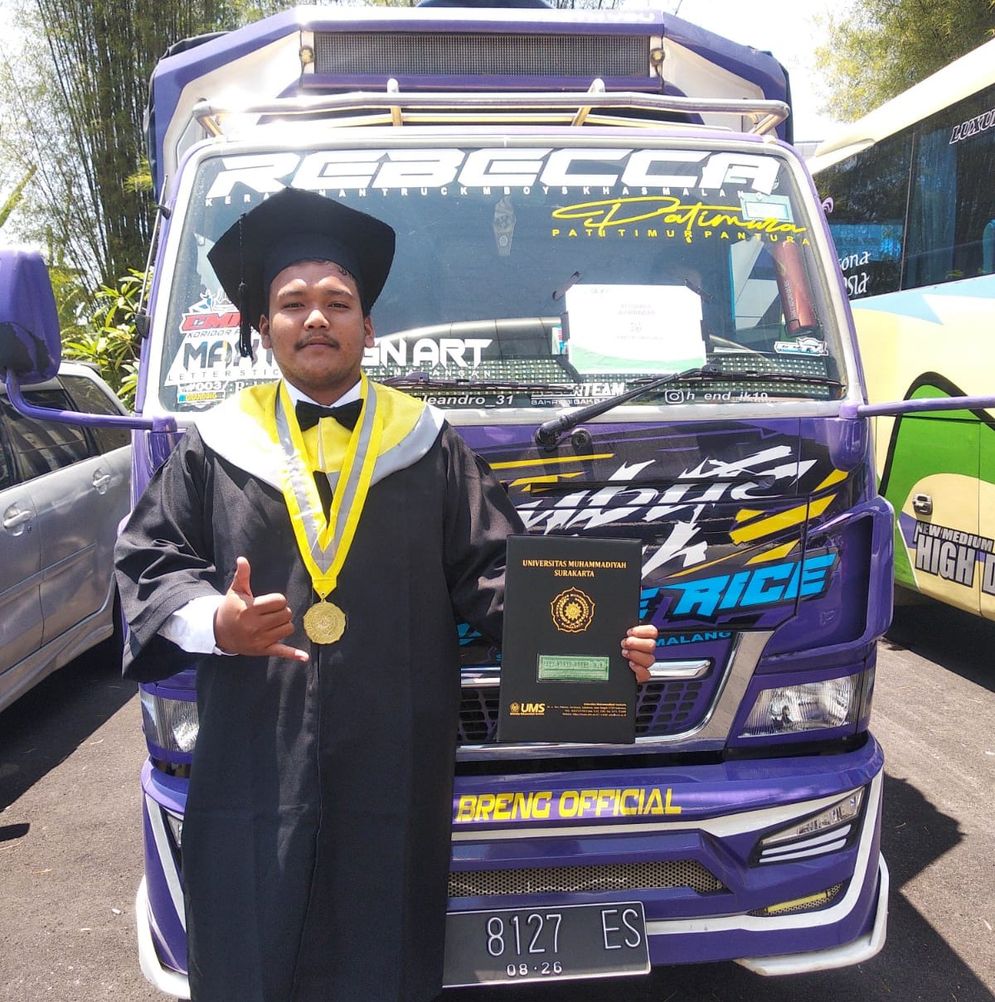 wisuda unik ums.jpg