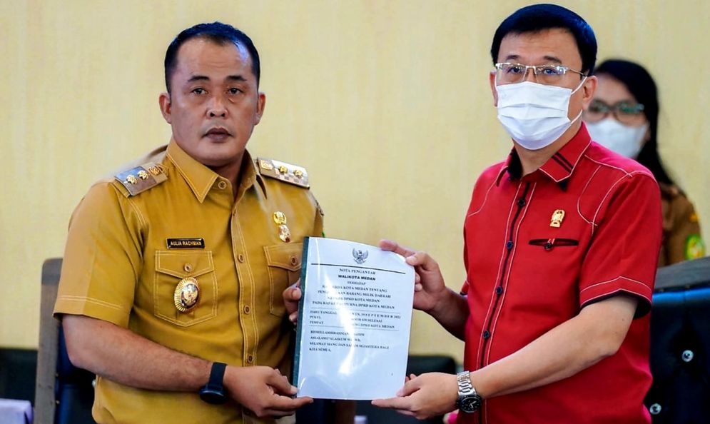 Wakil Wali Kota Medan Aulia Rachman menyerahkan Nota Pengantar Kepala Daerah terhadap Ranperda Pengelolaan BMD