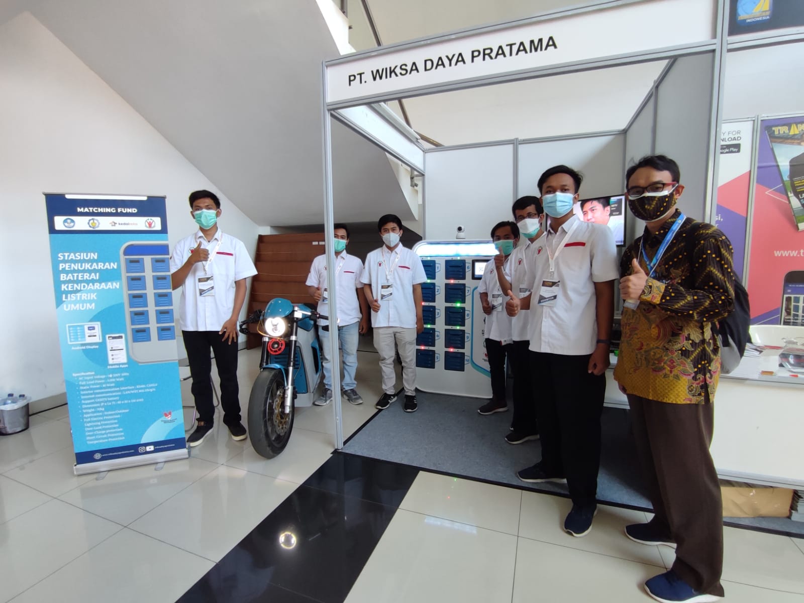 Alief Wikarta ST MScEng PhD (kanan) bersama tim PT WDP saat meramaikan pameran Indonesia Electric Motor Show (IEMS) 2021 lalu.