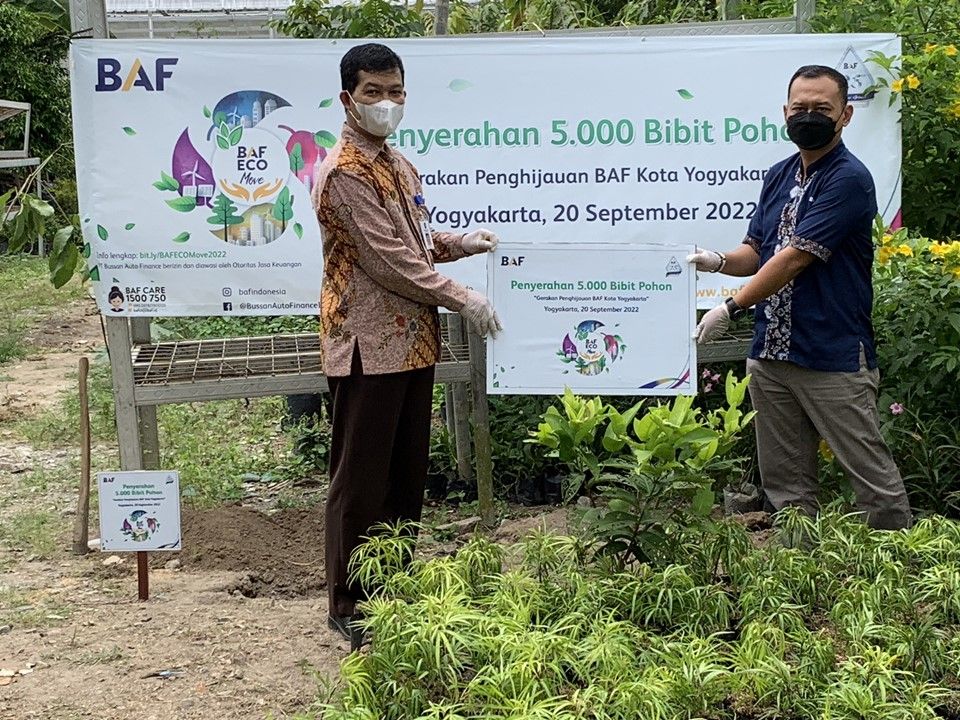 Sony Yuniarto, Area Office Head BAF Yogyakarta memberikan donasi 5000 bibit pohon kepada Sekretaris Dinas Lingkungan Hidup Yogyakarta Zenni Lingga.