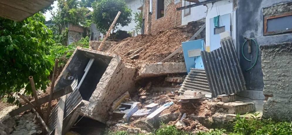 Hujan lebat disertai angin  kencang mengguyur Kota Bandar Lampung mengakibatkan tanah longsor di Jalan Rambutan, Bringin Jaya, Kecamatan Kemiling.