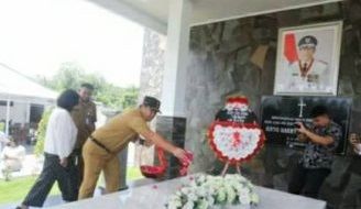 Wakil Gubernur Steven Kandouw melakukan ziarah dalam rangka HUT Provinsi Sulut. (Foto:Istimewa)