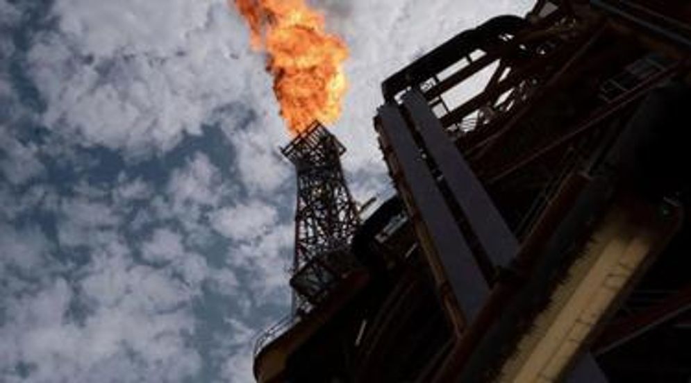 Harga minyak mentah dunia turun sekitar 1 persen ke level terendah hampir dua minggu dalam perdagangan yang bergejolak.