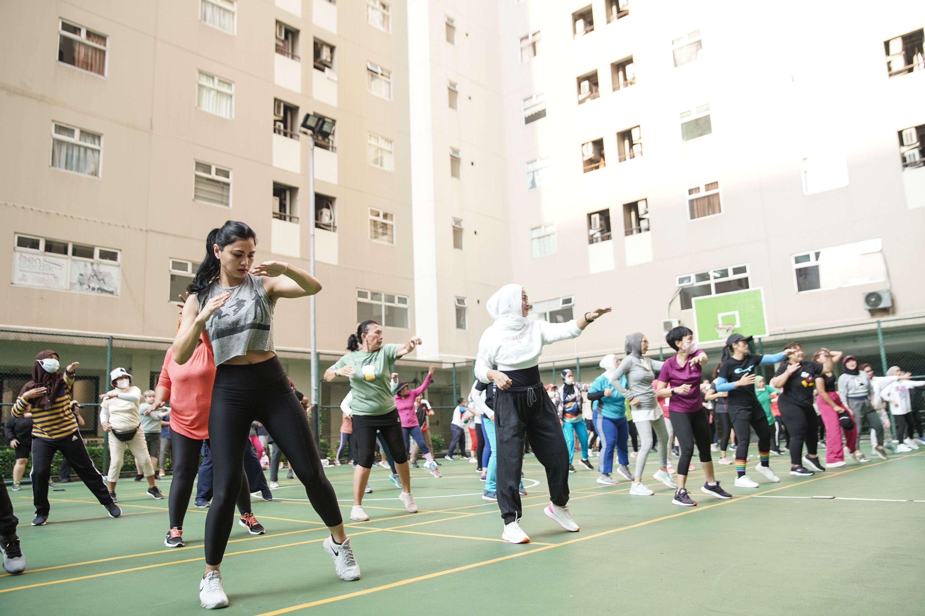 Warga penghuni Apartemen Kalibata City mengikuti kegiatan Cardio Dance yang difasilitasi oleh badan pengelola Apartemen Kalibata City, Jakarta, Rabu, 21 September 2022. Foto: Ismail Pohan/TrenAsia