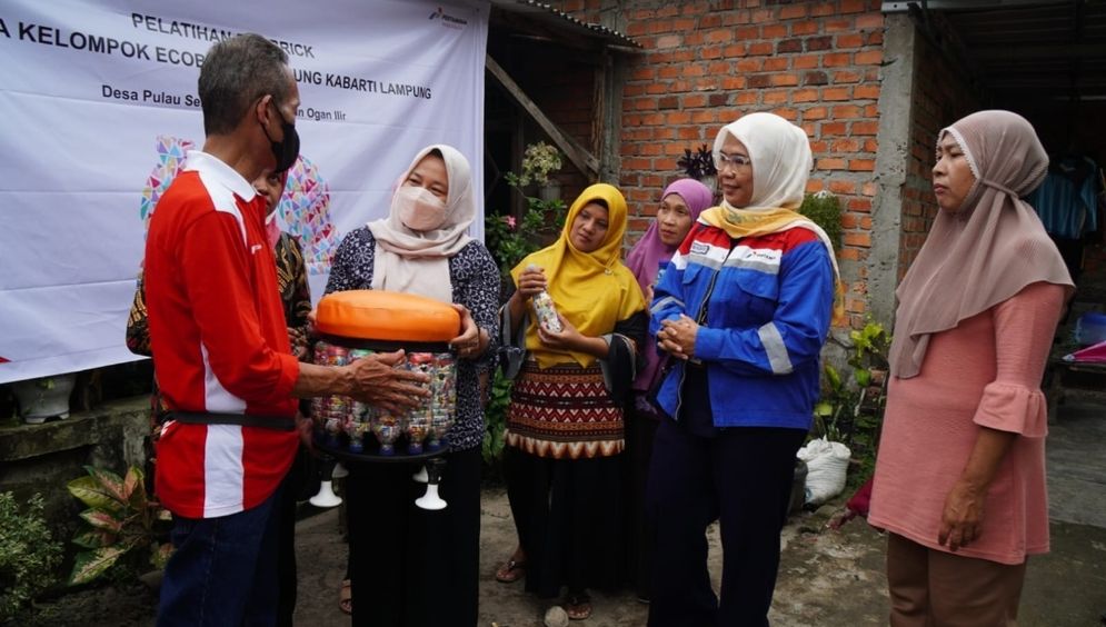 Kreator Bengkel Ecobrick Kampung Hijau Kabarti Nurachmad saat edukasi produk kursi dari Ecobrick.