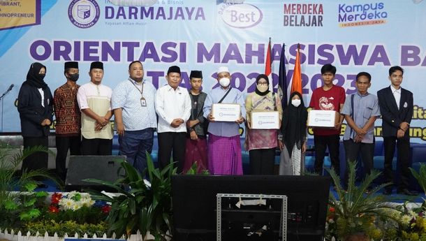 Peserta Ories 2022 IIB Darmajaya Salurkan Sembako ke Panti Asuhan