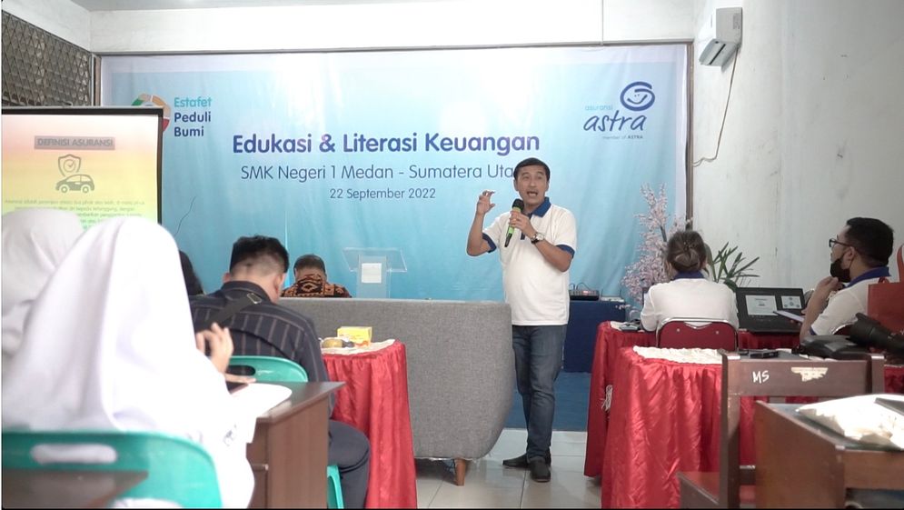 Compliance and Risk Management Director Asuransi Astra, Adi Sepiarso memberikan pelatihan manajemen keuangan pribadi kepada guru dan siswa SMKN 1 Medan sebagai upaya untuk meningkatkan literasi dan edukasi keuangan di lingkungan sekolah.