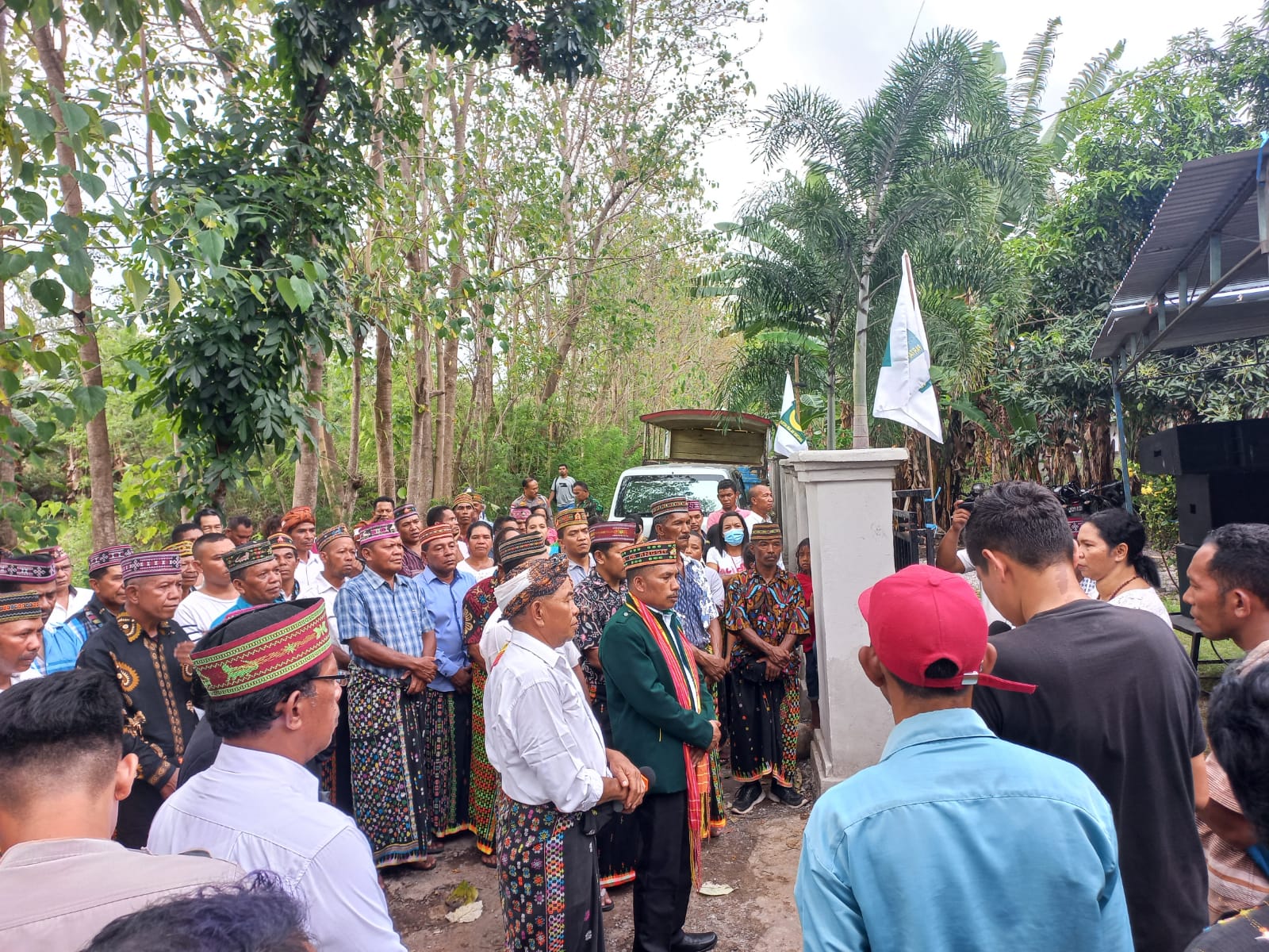 Wabup Matim, Sipri Habur Dijemput Secara Adat di Gerbang Rumahnya di Toka, Desa Nanga Labang, Kecamatan Borong, Jumat, 23 September 2022.