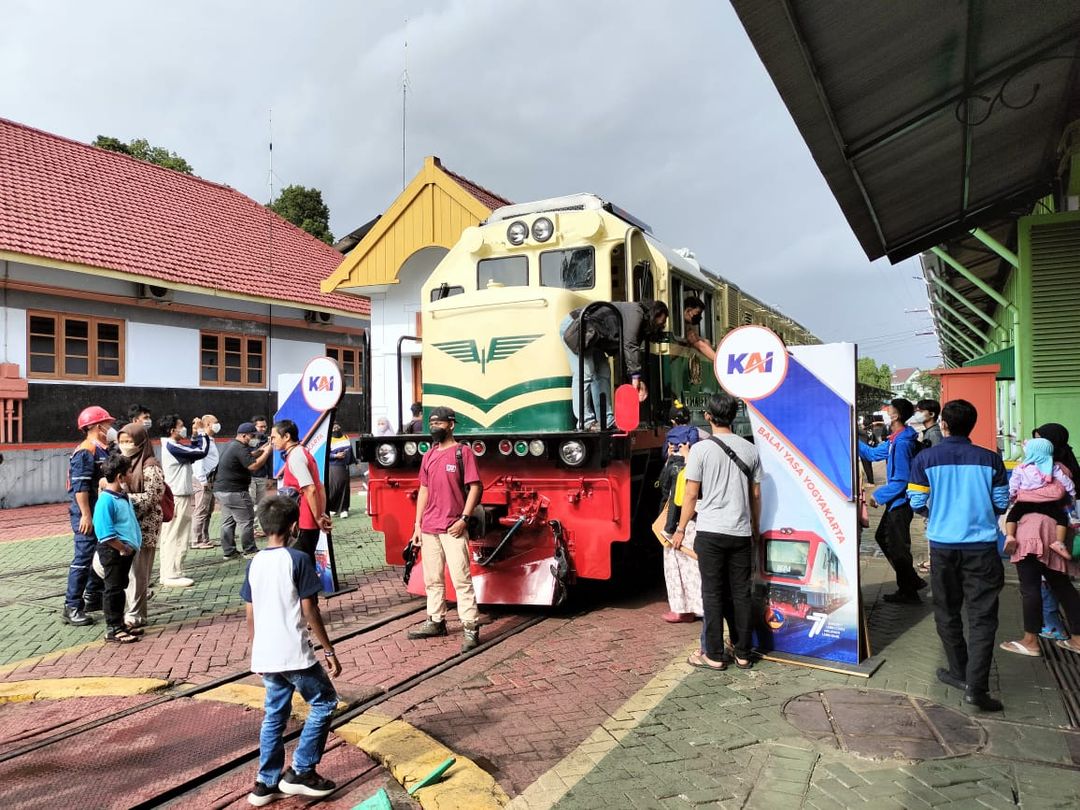 Suasana open house di Balai Yasa Kereta Api Yogyakarta, Jumat (23/9).