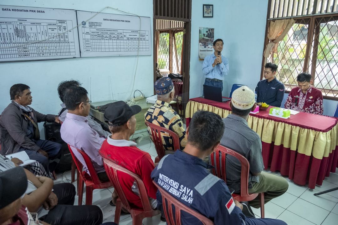 dr. Ikhsan dari RU III saat memaparkan materi sosialisasi dan edukasi DBD di hadapan warga Sungai Gerong