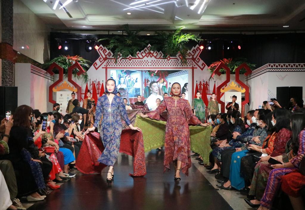 Busana dengan bahan endek Bali tampil dalam fashion show di Kriyanusa 2022.