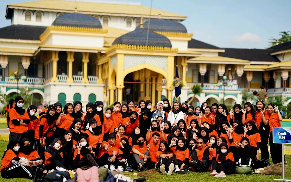 Poltekpar Medan bersihkan Istana Maimun