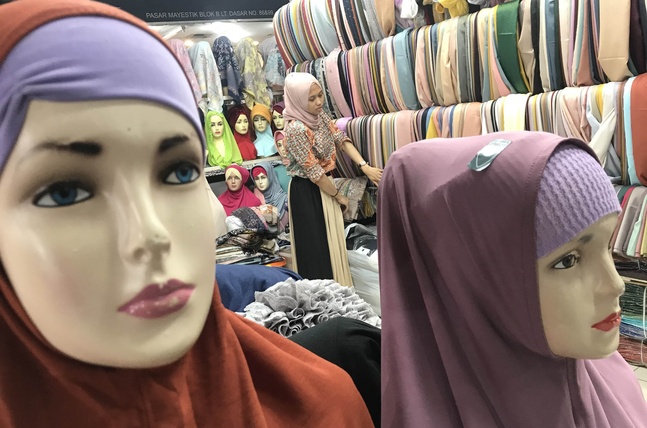 Aktifitas perdagangan busana dan tekstil di kawasan Pasar Mayestik Jakarta, Senin 26 September 2022. Foto : Panji Asmoro/TrenAsia