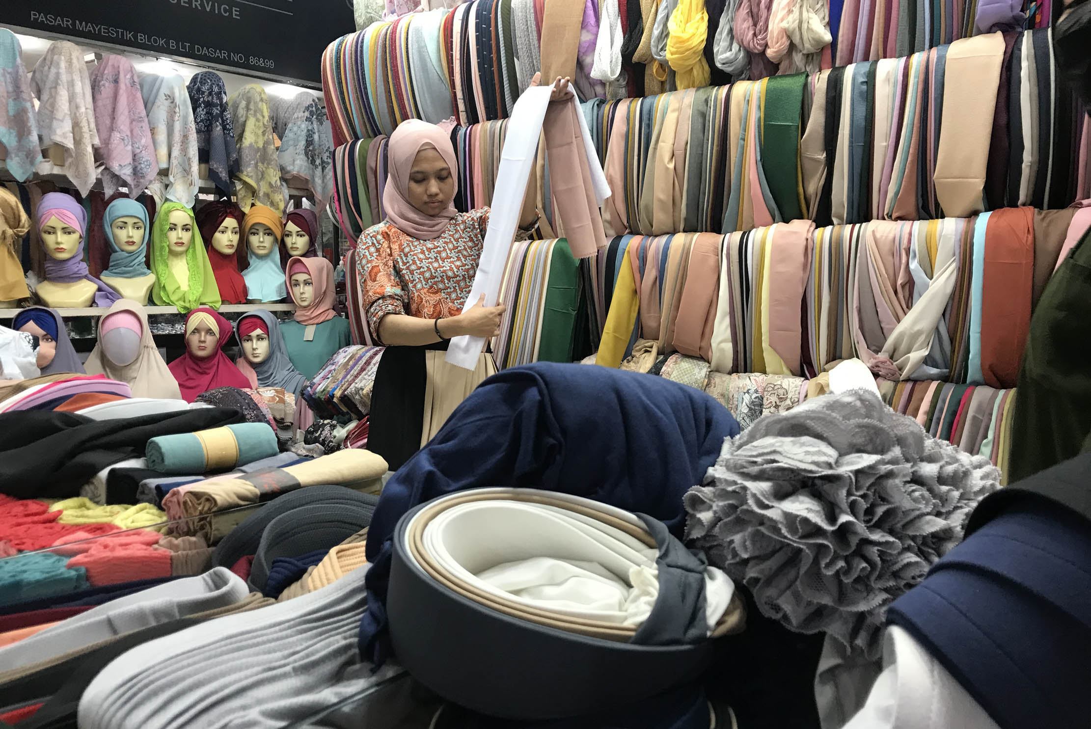 Aktifitas perdagangan busana dan tekstil di kawasan Pasar Mayestik Jakarta, Senin 26 September 2022. Foto : Panji Asmoro/TrenAsia