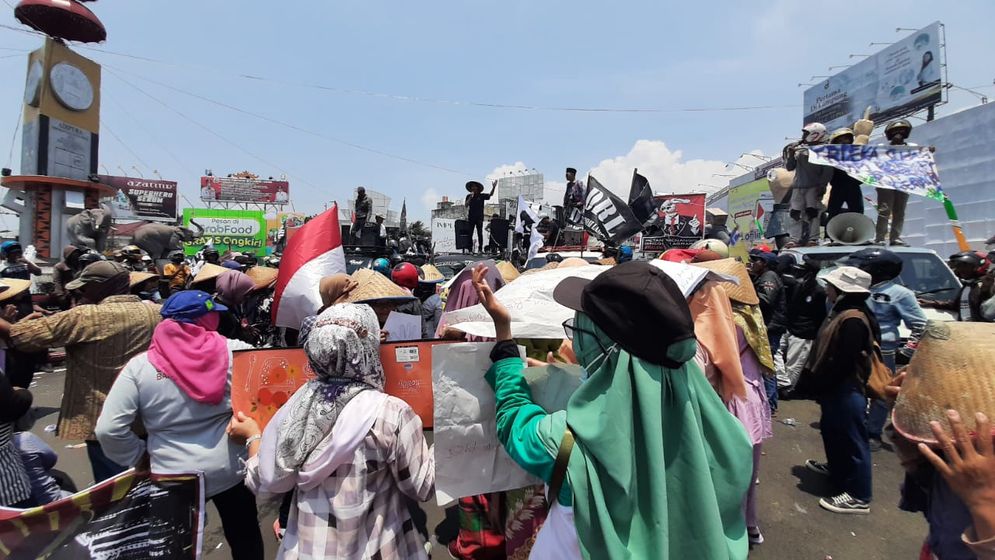 Ratusan petani yang tergabung dalam Dewan Rakyat Lampung melakukan aksi Hari Tani di Tugu Adipura.