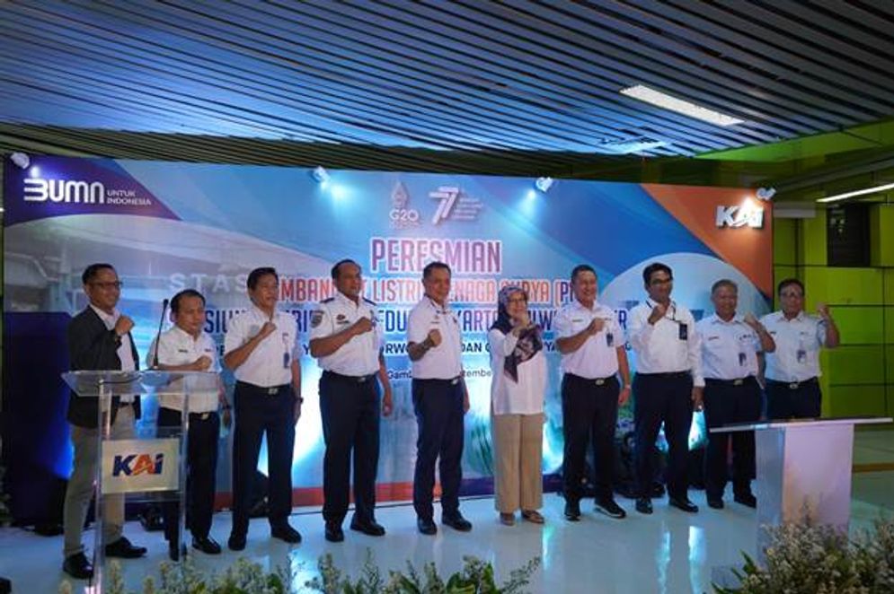 Pertamina NRE mendukung upaya PT Kereta Api Indonesia (KAI) dalam menurunkan emisi karbon melalui penyediaan PLTS di Stasiun Gambir. 