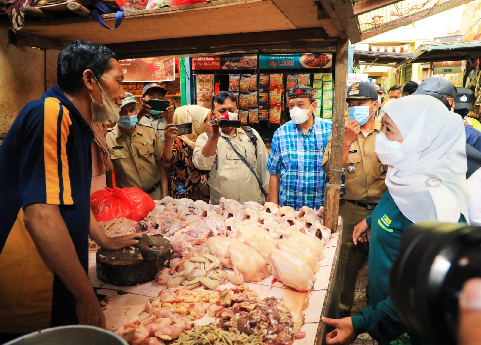 Gubernur Jatim Khofifah Indar Parawansa melakukan sidak di pasar di Surabaya