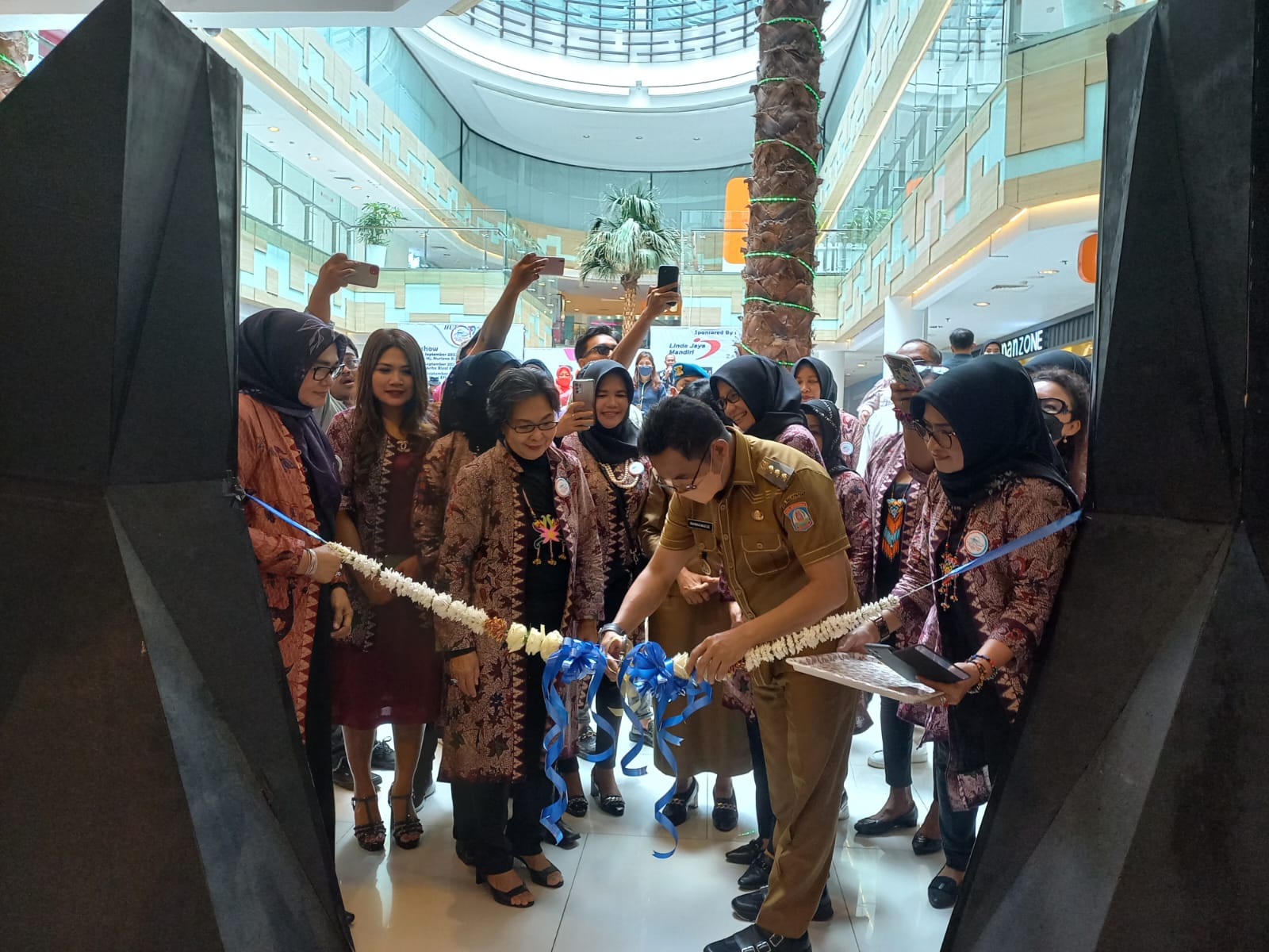 Wali Kota Balikpapan Rahmad Mas'ud buka Bazaar Batik, di Balikpapan Plaza, Selasa (27/9/2022)