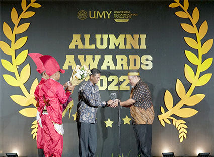 UMY Beri Penghargaan untuk Dua Alumni Terbaik