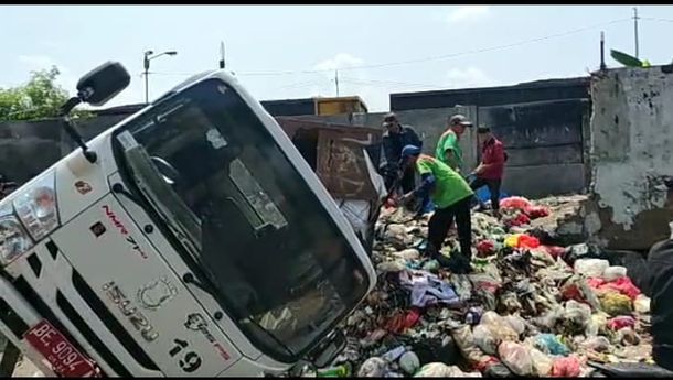 Truk Sampah DLH Bandar Lampung Terguling