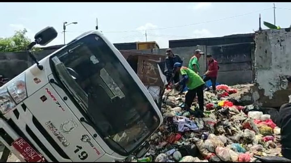 Kendaraan Truk pengangkut sampah Dinas Lingkungan Hidup (DLH) Kota Bandar Lampung terguling di Jalan Hanoman, Sawah Berebes, Tanjung Karang Timur. 