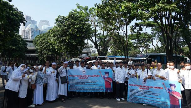 Massa Aptisi se-Indonesia Tuntut Nadiem Berdialog atau Mundur