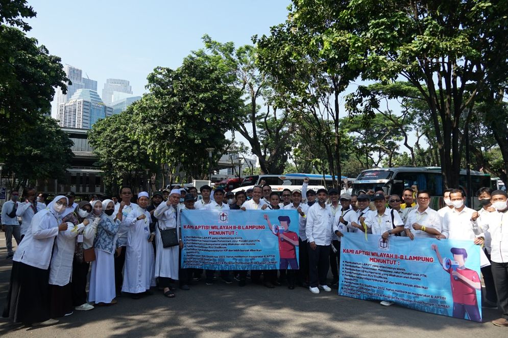 Massa dari Asosiasi Perguruan Tinggi Swasta Seluruh Indonesia (Aptisi), termasuk dari Aptisi Wilayah II-B Lampung, menggelar aksi di Jakarta.