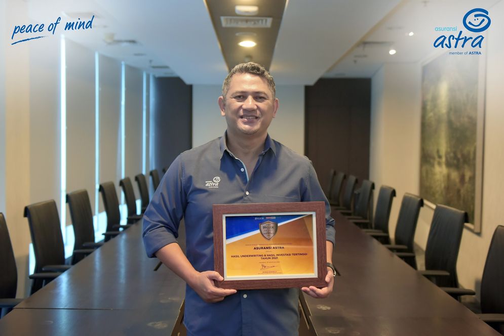 Finance Director Asuransi Astra, Maximiliaan Agatisianus menerima penghargaan Asuransi Terbaik dalam ajang Penghargaan Investor Awards 2022.
