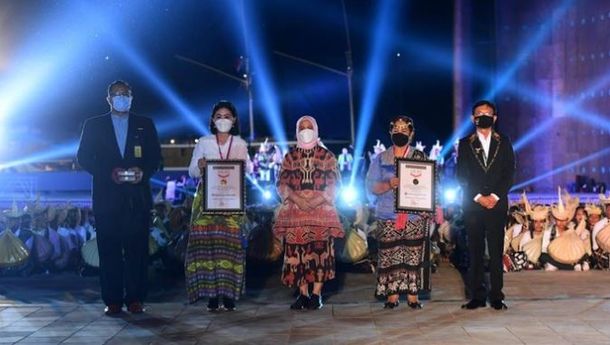 Iriana Joko Widodo Bersama Anggota OASE-KIM Saksikan Konser Suara 1.000 Sasando di Labuan Bajo