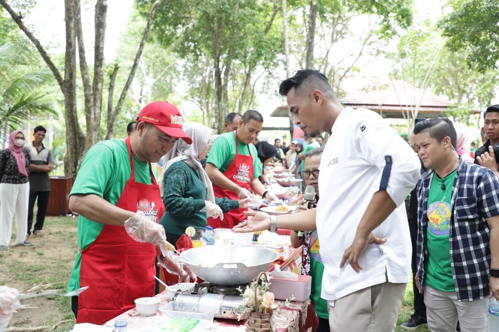 Lord Adi menyaksikan Plt Bupati Muba Apriyadi memasak