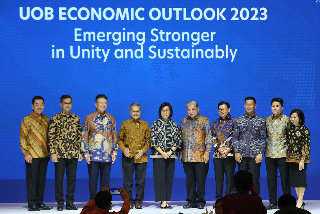 Menteri Keuangan Sri Mulyani dan President Director PT Bank UOB Indonesia Hendra Gunawan bersama jajaran direksi dan komisaris foto bersama usai penyampaian keynote speech dalam seminar tahunan UOB Indonesia Economic Outlook 2023 bertemakan “Emerging Stronger in Unity and Sustainable” di Grand Ballroom Kempinski West Mall Grand Indonesia, Jakarta 29 September 2022. Foto : Panji Asmoro/TrenAsia