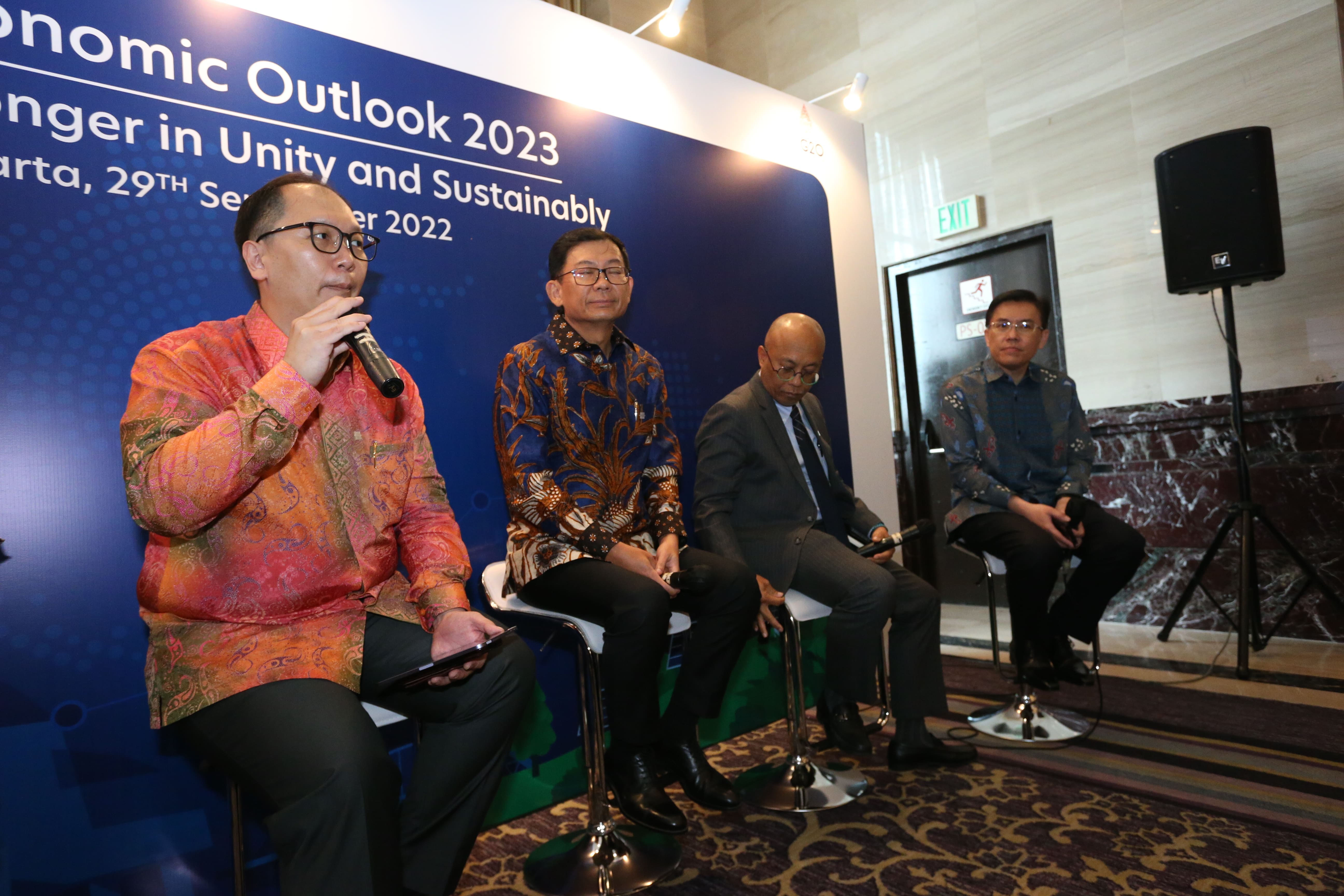 UOB Economist Enrico Tanuwidjaja, Wholesale Banking Director UOB Indonesia Harapman Kasan, Managing Director Sector Solutions Group, Group Wholesale Banking UOB Bonar Silalahi, dan Head of Construction and Infrastructure, Sector Solutions Group, Group Wholesale Banking UOB Jasper Wong melakukan sesi tanya jawab dengan media pada Konferensi Pers UOB Indonesia Economic Outlook 2023 bertemakan “Emerging Stronger in Unity and Sustainable” di Grand Ballroom Kempinski West Mall Grand Indonesia. Foto : UOB Indonesia