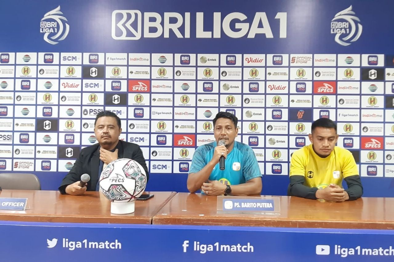 Asisten Pelatih Barito Putera Isnan Ali saat konferensi pers jelang laga kontra Persik Kediri. Foto : LIB