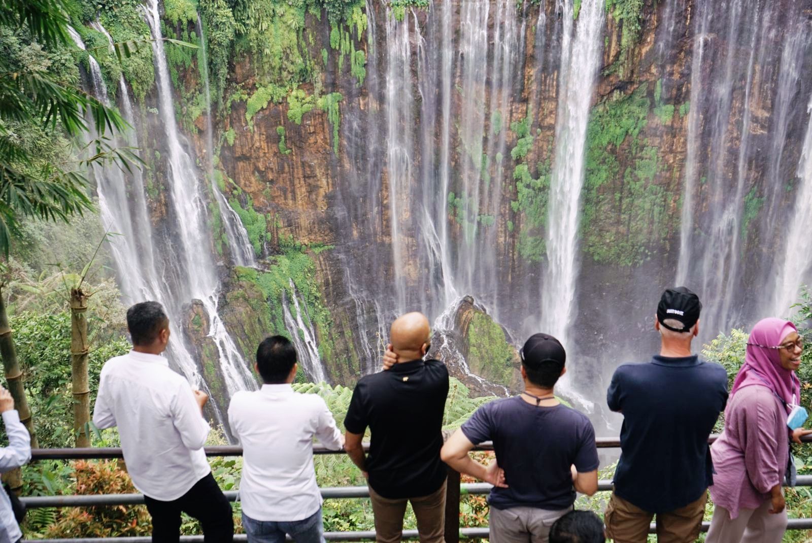 Konsultan World Bank melihat langsung keindahan Air Terjun Tumpak Sewu di Pronojiwo.