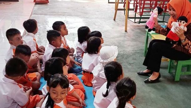 Meningkatkan Kemampuan Berbahasa Lisan Anak Melalui Kegiatan Bercerita yang Bervariatif dengan Media Boneka