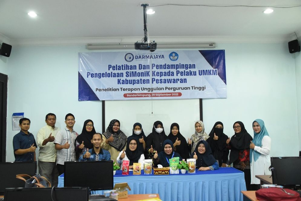 Dosen Institut Informatika dan Bisnis (IIB) Darmajaya memberikan Pelatihan dan Pendampingan Pengelolaan SiMoniK (Sistem Infomasi Monitoring Kinerja UMKM).