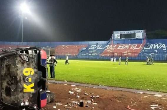 Pertandingan Sepakbola BRI Liga 1 antara Arema dan Persebaya Surabaya berakhir ricuh