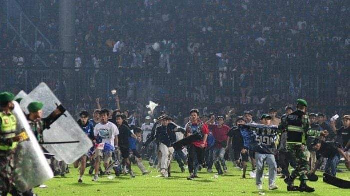 Suasana Stadion Kanjuruhan usai laga Arema Vs Persebaya berujung chaos. 127 suporter meninggal dunia. Foto: Twitter