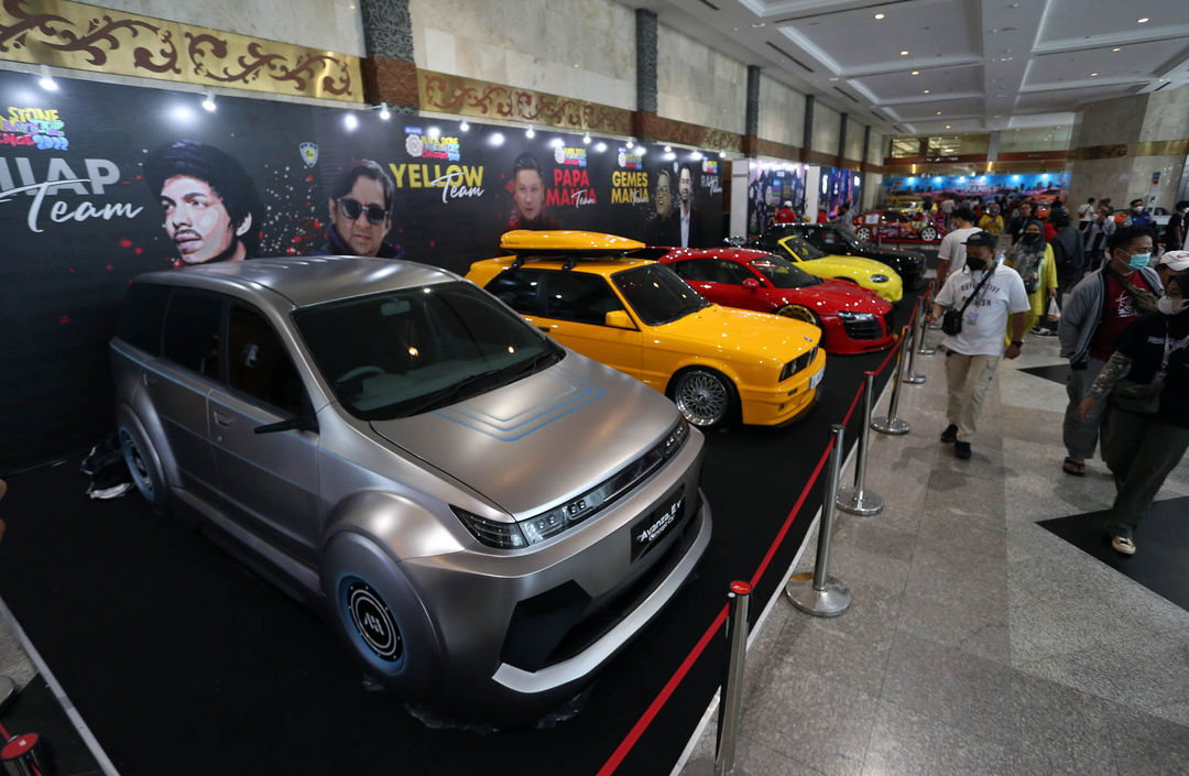 Nampak pengunjung tengah melihat koleksi mobil yang dipamerkan dalam Indonesia Modification & Lifestyle Expo 2022 yang berlangsung di JCC Senayan, Minggu 2 Oktober 2022. Foto : Panji Asmoro/TrenAsia