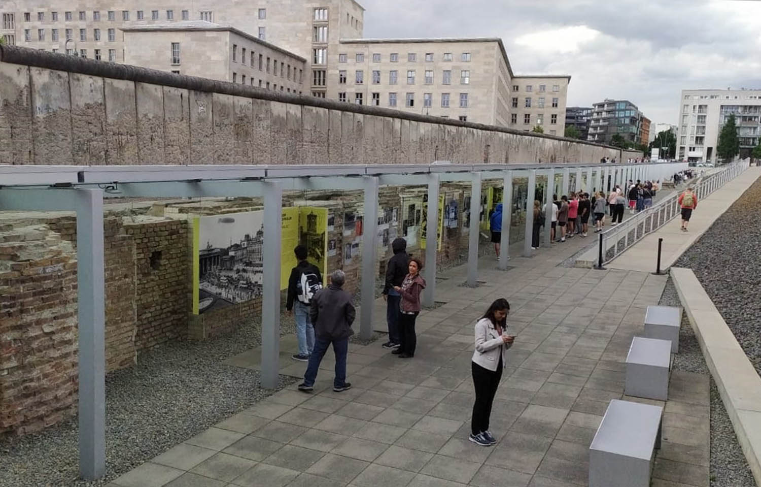 Nampak wisatawan maupun warga yang mengunjungi lokasi bekas berdirinya tembok Berlin yang dirubuhkan pada 9 November 1989. Foto : Andi Reza Rohadia/TrenAsia