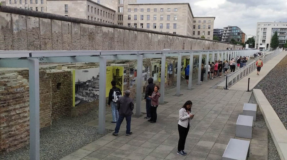 Mengunjungi Tembok Berlin - Andi Reza 2.jpg