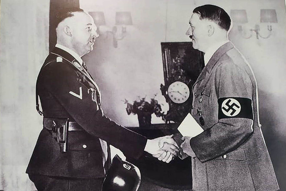 Foto Adolf Hitler saat melantik Kepala Gestapo (polisi rahasia Nazi) Heinrich Himmler tahun 1937 ,salah satu koleksi foto yang terpajang di  Museum Topographic des Terrors. Foto : Andi Reza Rohadian/TrenAsia 