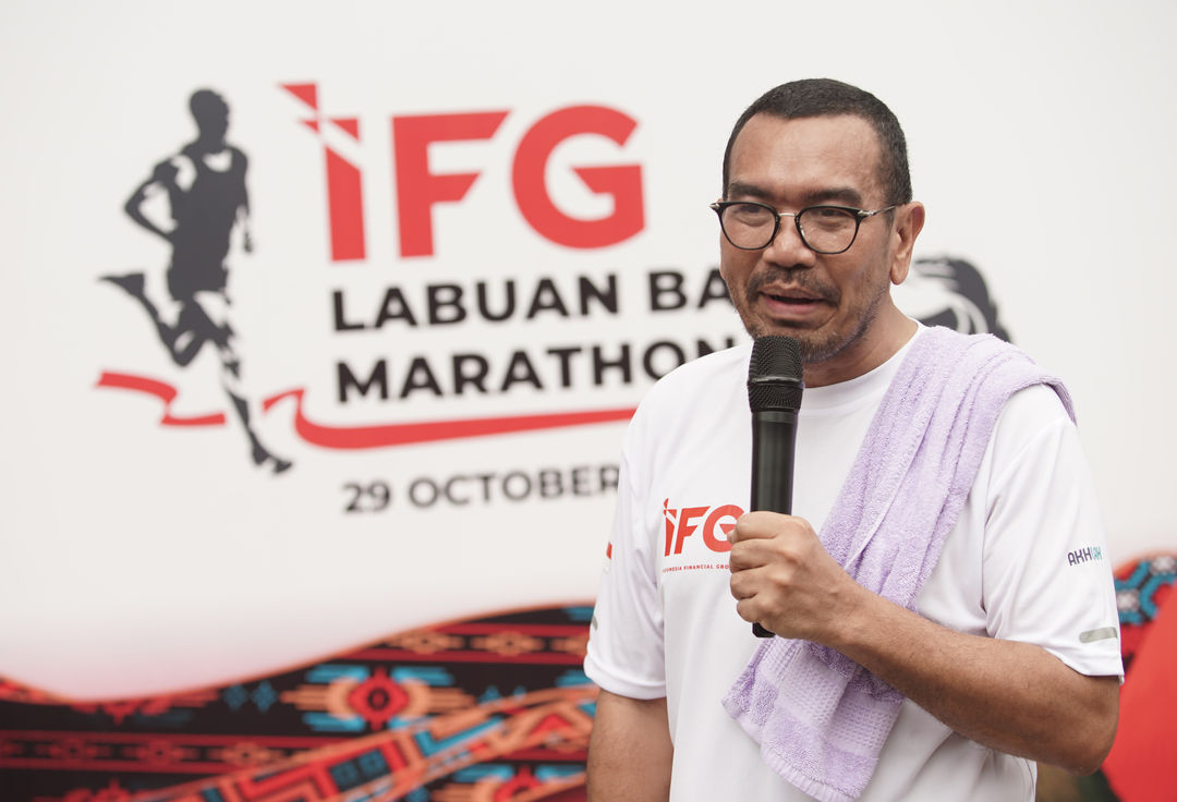 Staf khusus III Menteri BUMN Arya Sinulingga saat membuka ajang Road to IFG Labuan Bajo Marathon 2022 di area Car Free Day Jalan Jenderal Sudirman, Jakarta, Minggu, 2 Oktober 2022. Foto: Ismail Pohan/TrenAsia