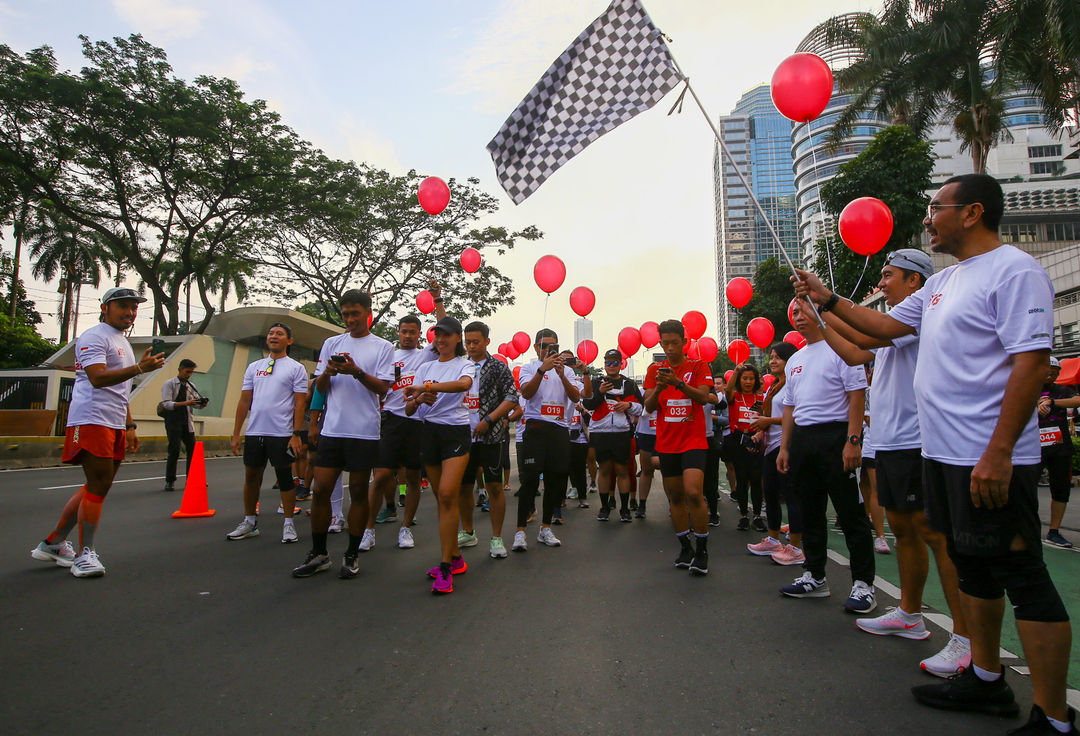 Staf khusus III Menteri BUMN Arya Sinulingga (kanan) saat melepas peserta lari ajang Road to IFG Labuan Bajo Marathon 2022 di area Car Free Day Jalan Jenderal Sudirman, Jakarta, Minggu, 2 Oktober 2022. Foto: Ismail Pohan/TrenAsia