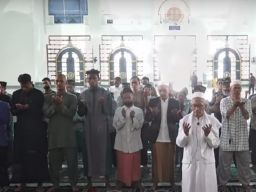 Pemain dan ofisial Persebaya melakukan sholat gaib di Masjid Agung Kota Surabaya