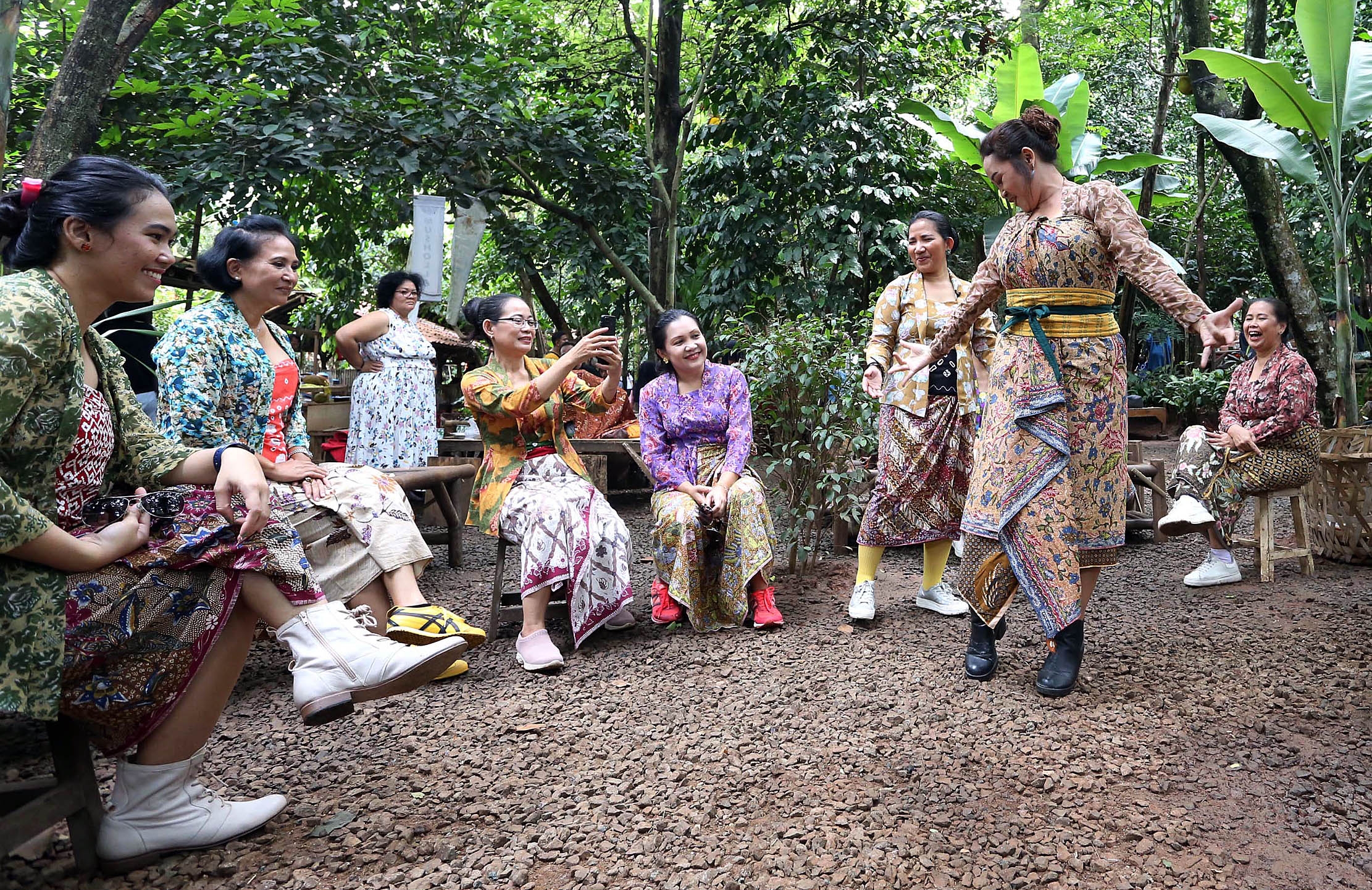 Sapawastra salah satu perkumpulan pecinta kain nusantara, menggelar kegiatan kampanye melestarikan batik yang dilaksanakan dalam rangka Hari Batik Nasional setiap tanggal 2 Oktober. Acara berlangsung di BSD Tangerang. Foto : Panji Asmoro/TrenAsia