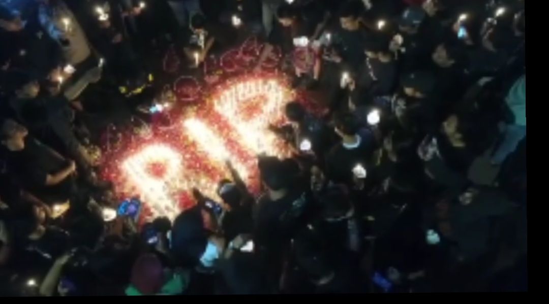 Ribuan Bonek berkumpul di Tugu Pahlawan Surabaya untuk melakukan doa bersama bagi Aremania yang menjadi korban tragedi Stadion Kanjuruhan, Senin (3/10/2022) malam.