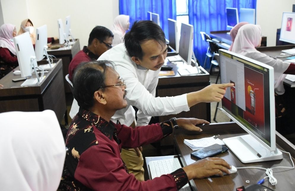 Dosen Fakultas Ilmu Komputer (Filkom) IIB Darmajaya menjadi pembicara dalam Workshop Penguatan Kompetensi Digital Berbasis Teknologi 4.0 bagi guru SMKN 6 Bandar Lampung.