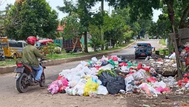 Pengguna Jalan Keluhkan Sampah Menumpuk di TPS Rajabasa