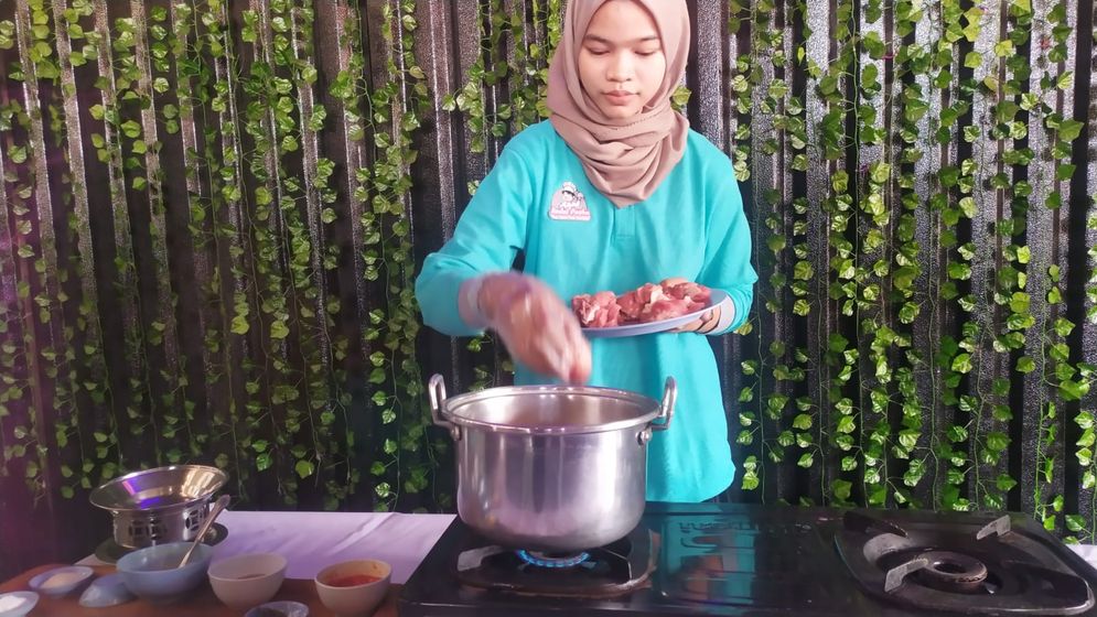 Memasak Pindang Iga Sapi